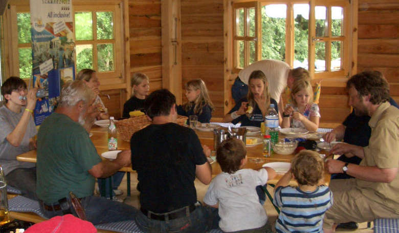 Natur Camp Mittagspause in der Hütte