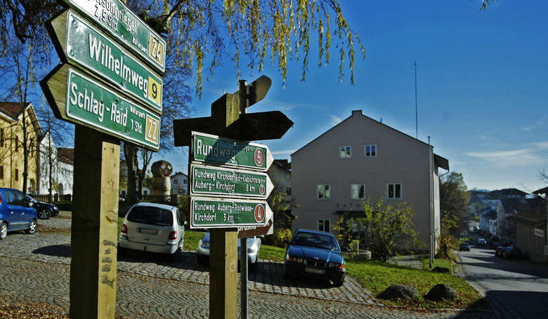 Das Rathaus in Kirchdorf mit Wanderwegbeschilderung