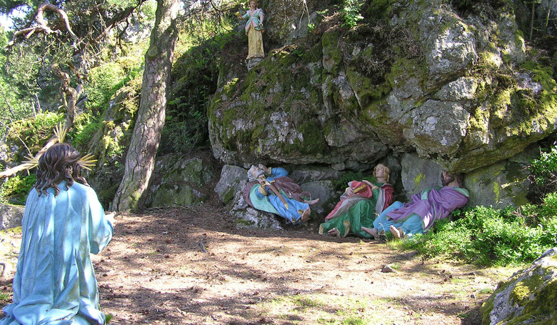 Apostelfiguren bei Mossbach in einem Wald.