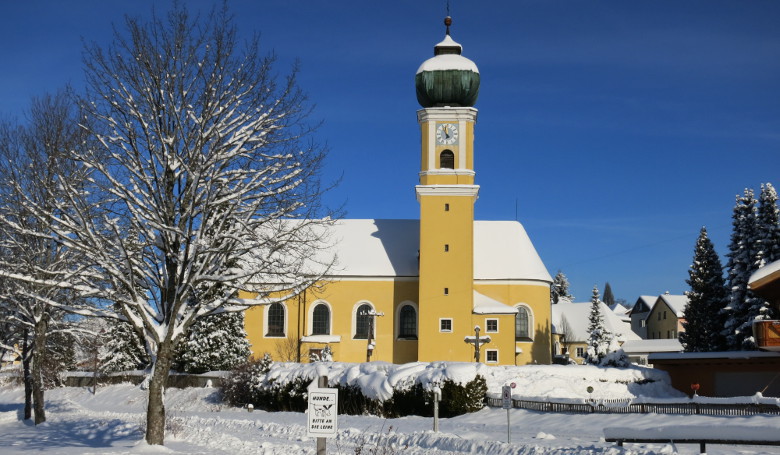 Verschneite Kirche