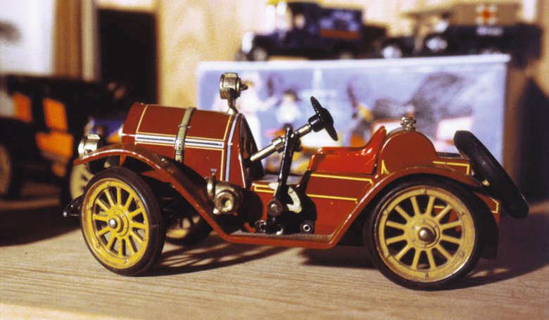 Hist. Spielzeugauto im Nostalgiehaus 