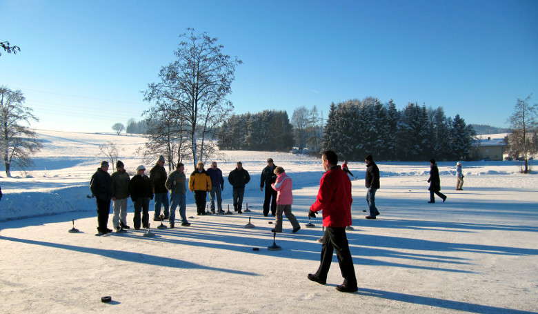 Eisstockschießen im Winter in Rinchnach.