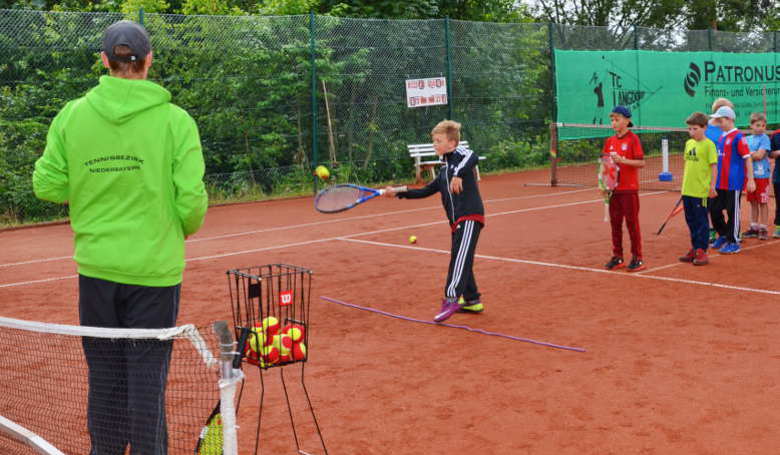 Tennisunterricht mit Kindern Langdorf