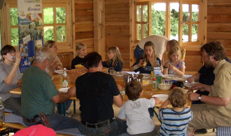 Natur Camp Mittagspause in der Hütte