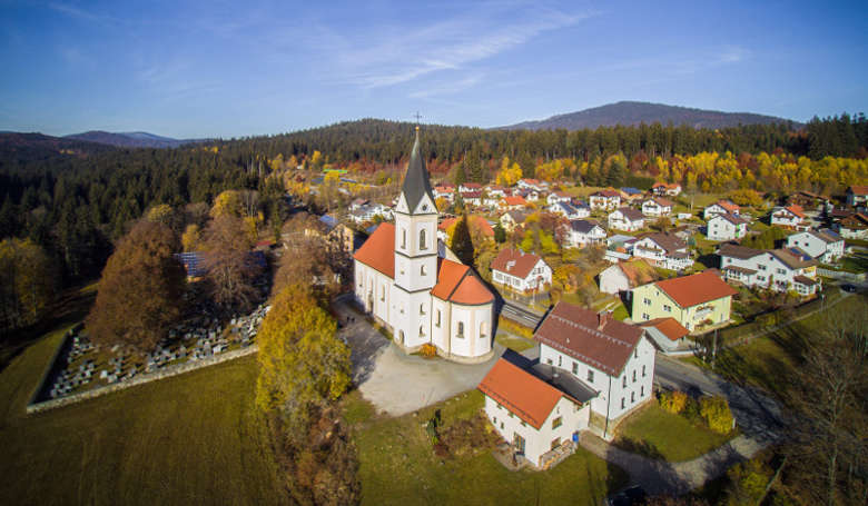 Luftbild der Pfarrkirche Hl. Herz Jesu Ludwigsthal.