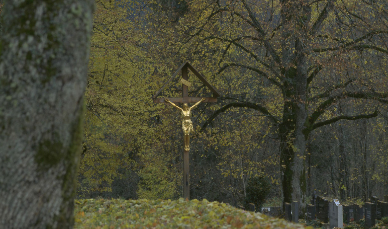 Blick zum Friedhof.