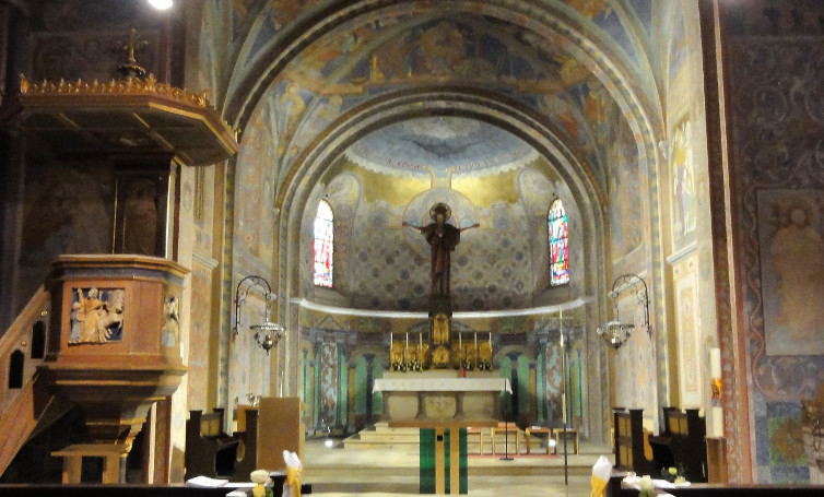 Innenansicht Hl. Herz Jesu Pfarrkirche in Ludwigsthal.