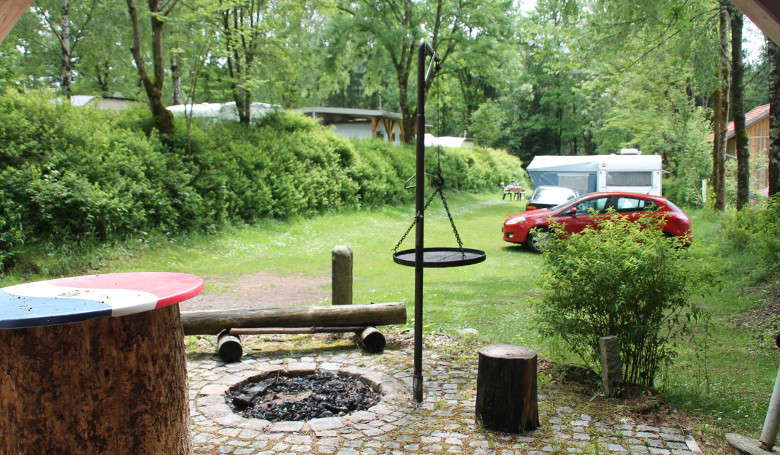 Grillplatz mit Feuerstelle im Campingplatz Tröpplkeller