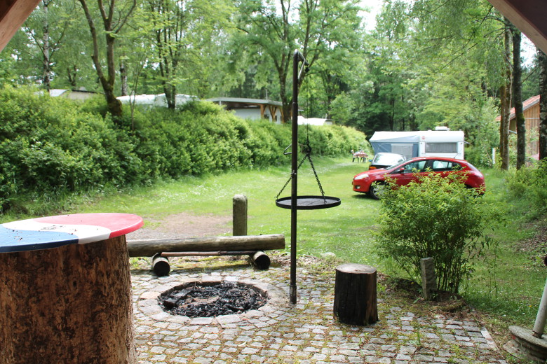 Grillplatz mit Feuerstelle im Campingplatz Tröpplkeller