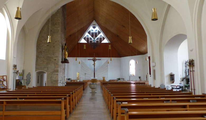 Kirchenschiff mit Altar und Taufbecken