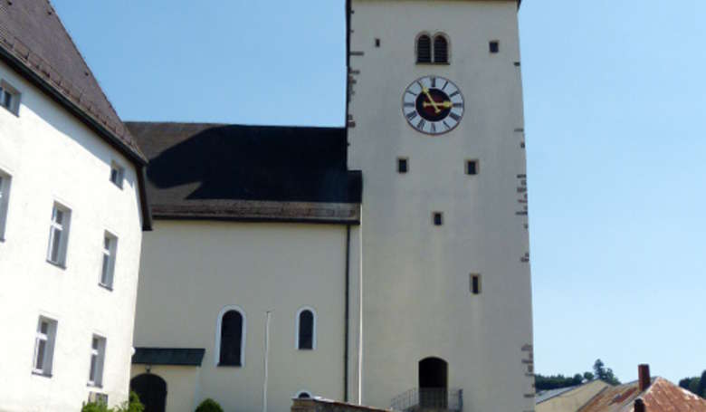Kirchenturm der Stadtpfarrkirche St. Michael 