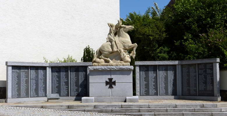 Kriegerdenkmal bei der Stadtpfarrkirche in Regen