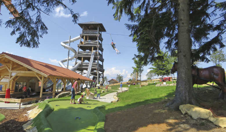 Abenteuergolf und Flyingfox rund um den 20-Meter-Erlebnis-Turm.