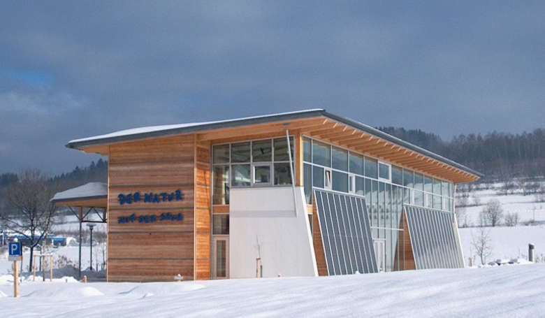 Naturpark-Informationshaus in Zwiesel in schneebedeckter Landschaft