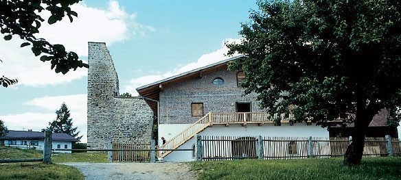 Saniertes Nebengebäude des ehemaligen Schlossbauernguts in Linden