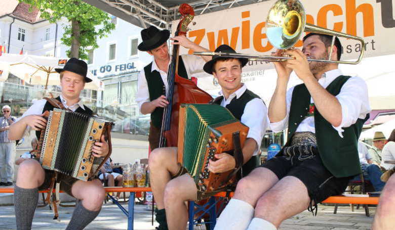 Aufknopft-Ziachmusik - Auch aus Österreich sind Musikanten in Regen zu Gast.