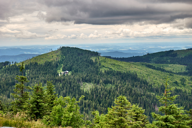 Kleiner Arber mit der Schutzhütte 