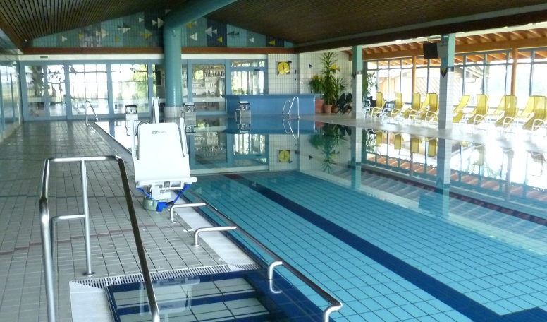 Schwimmbecken mit Lifter Panoramabad Arnbruck