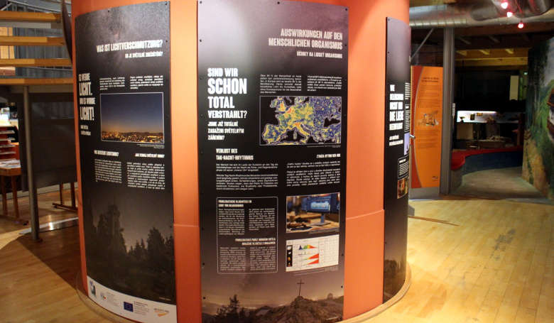 Im Naturpark-Infohaus Zwiesel kann nun eine neue Dauerausstellung zum Thema „Lichtverschmutzung“ besichtigt werden