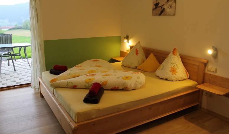 Schlafzimmer der Ferienwohnung im Erlebnisbauernhof Achatz