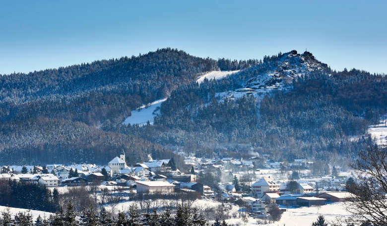 Ortsansicht auf das verschneite Bodenmais mit Blick auf den Silberberg im ARBERLAND Bayerischer Wald