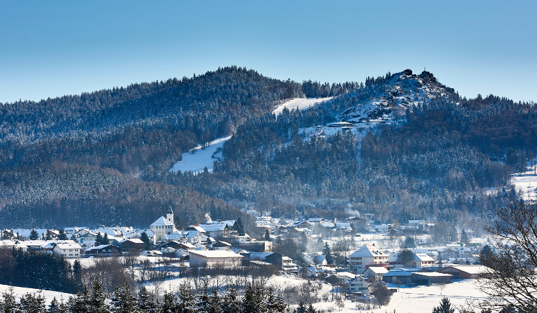 Ortsansicht auf das verschneite Bodenmais mit Blick auf den Silberberg im ARBERLAND Bayerischer Wald