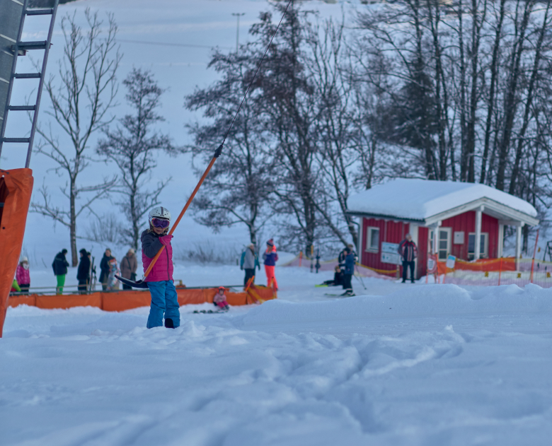 Kind beim Skifahren am Glasberglift Zwiesel