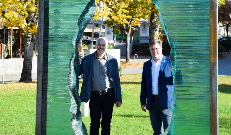 Glastor von Künstler Ronald Fischer ziert JOSKA-Kreuzung in Bodenmais.