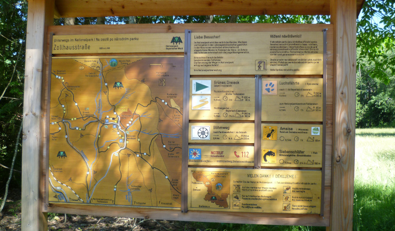 Infotafel zu den Wanderwegen im Zwieslerwaldhaus