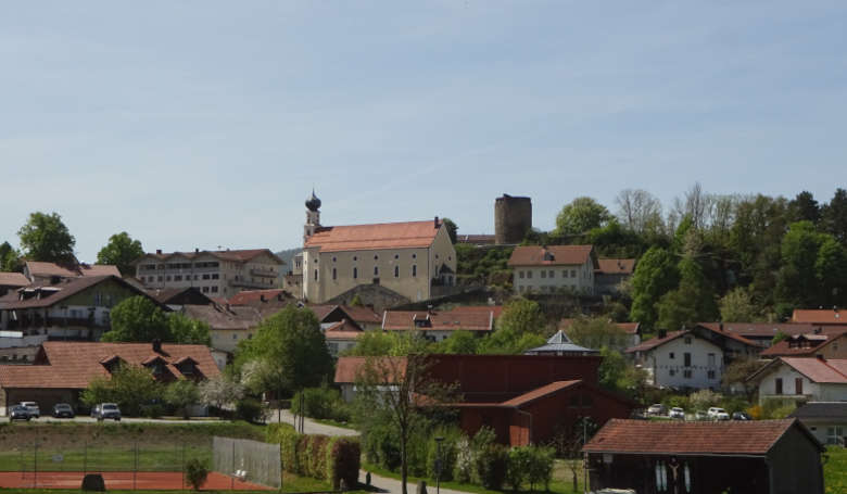 Blick auf die Kirche und den Burgturm