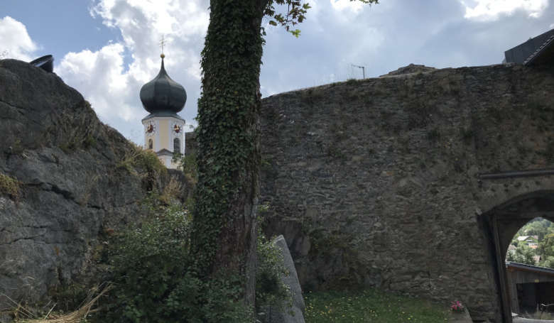 Kirche und Burgmauer in Kollnburg
