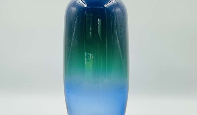 Vase silberdunkelblau mit Farbverlauf - Design: Max Gangkofner.