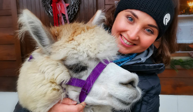 Mädchen mit Alpaka im Winter