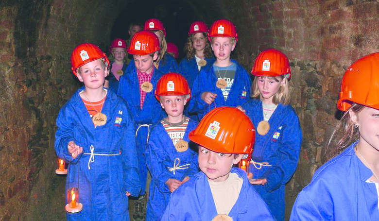 Höhlenkinder - Kinder bei einer Führung in den Unterirdischen Gängen von Zwiesel.