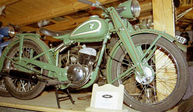 Ausstellungsstücke in der Sammlung sind Motorrad-Oldtimer