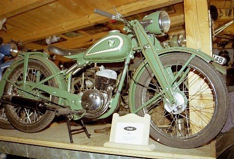 Ausstellungsstücke in der Sammlung sind Motorrad-Oldtimer