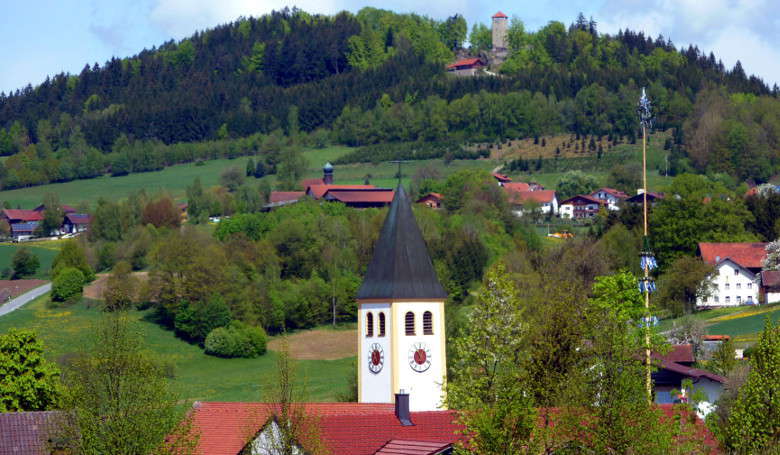 Ortsanischt Geiersthal mit Burgruine Altnußberg.