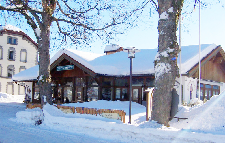 Sonnige, winterliche Aufnahme der Grenzglashütte Bayerisch Eisenstein