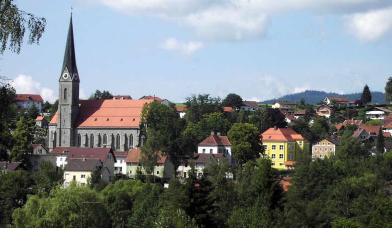 Ein Panoramablick auf Teisnach und seine Pfarrkirche