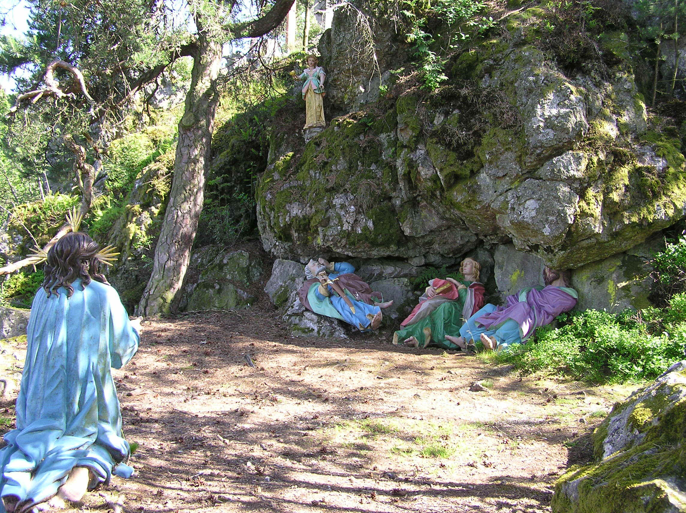 Apostelfiguren bei Mossbach in einem Wald.