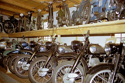 Der Ausstellungsraum der Motorrad- und Raritätensammlung in Kollnburg.