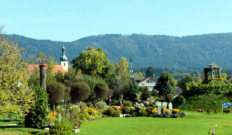 Arnbruck im Zellertal mit Glasgarten der Fa. Weinfurtner.