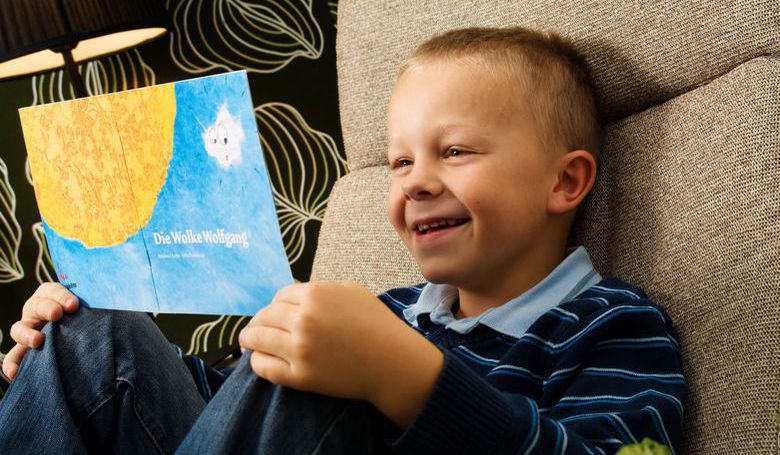 Kind beim Lesen., © TSC / Blöchinger Michael liest die Geschichte von der Wolke.