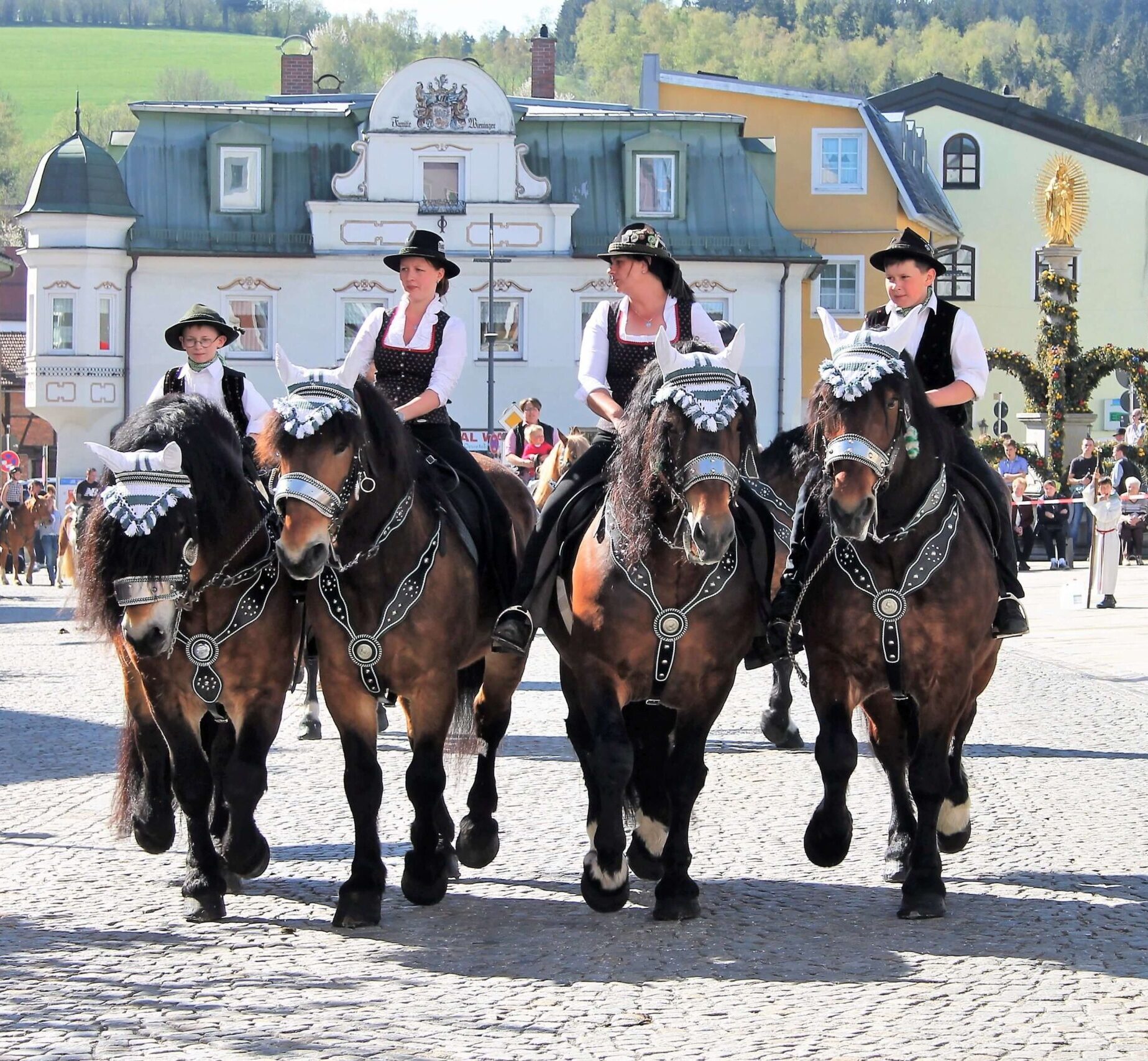 Der Regener Osterritt durch die Stadt Regen mit zahlreichen Reitern und Reiterinnen - ein Brauchtum zu Ostern.