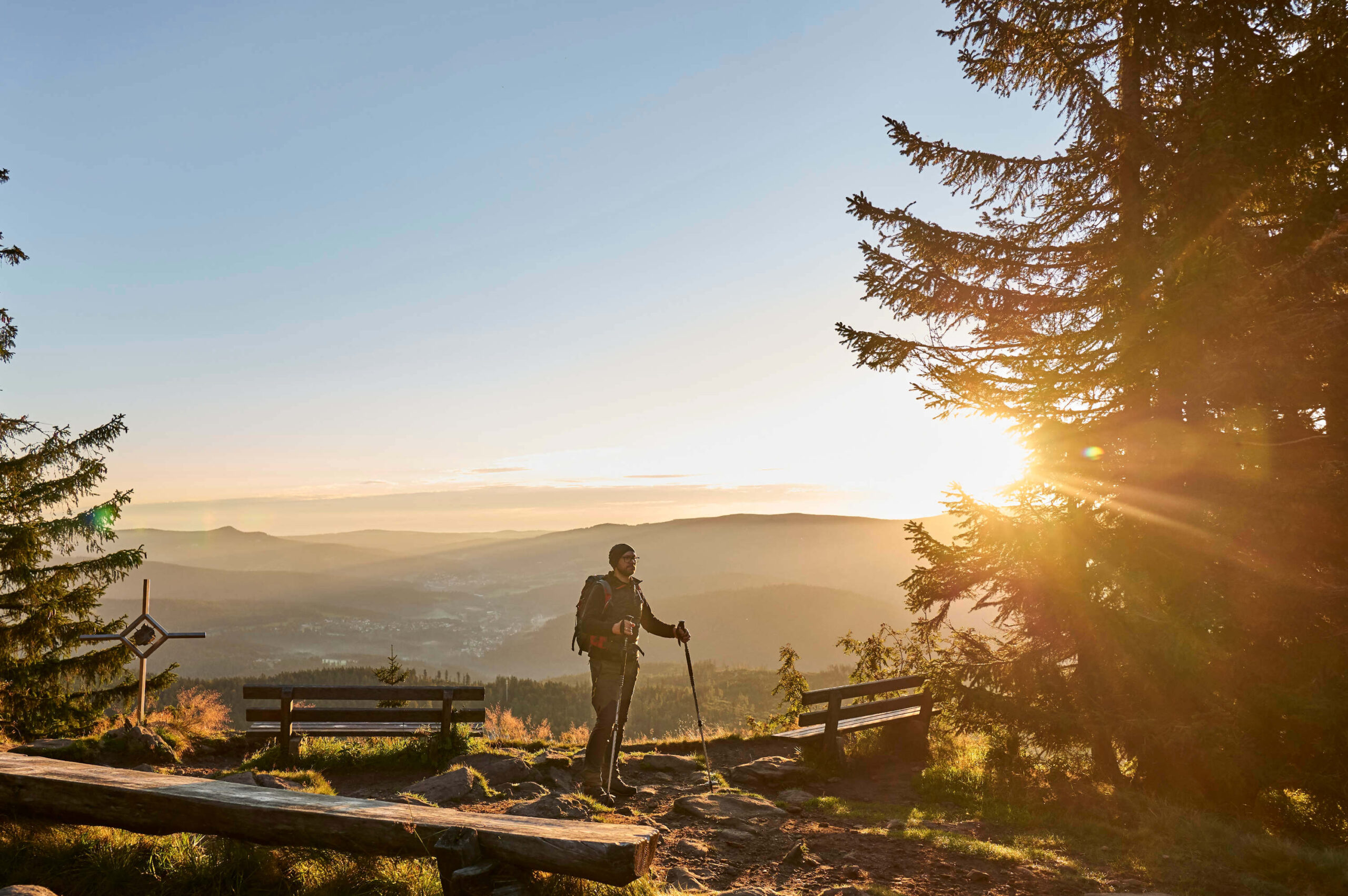Wanderer genießt den herrlichen Sonnenaufgang am Mittagsplatzl.