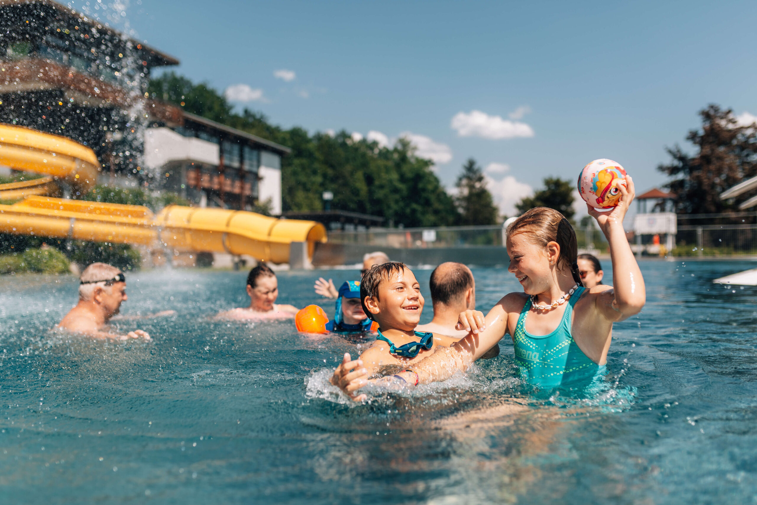 Im Freibad Viechtach gibt es Wasserspaß für die ganze Familie.