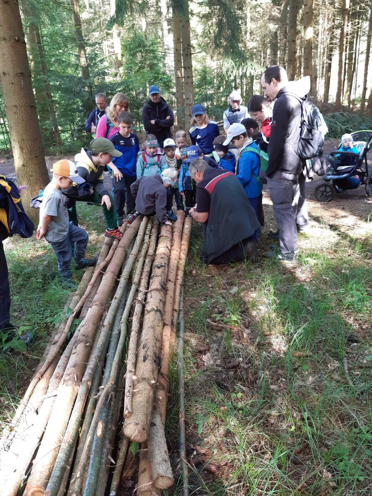 Wald-Wild-Wissen so heißt es beim Programm mit dem Förster in den Wald in Kollnburg., © Marielle Klingl / Tourist-Information Kollnburg Wald-Wild-Wissen so heißt es beim Programm mit dem Förster in den Wald in Kollnburg.