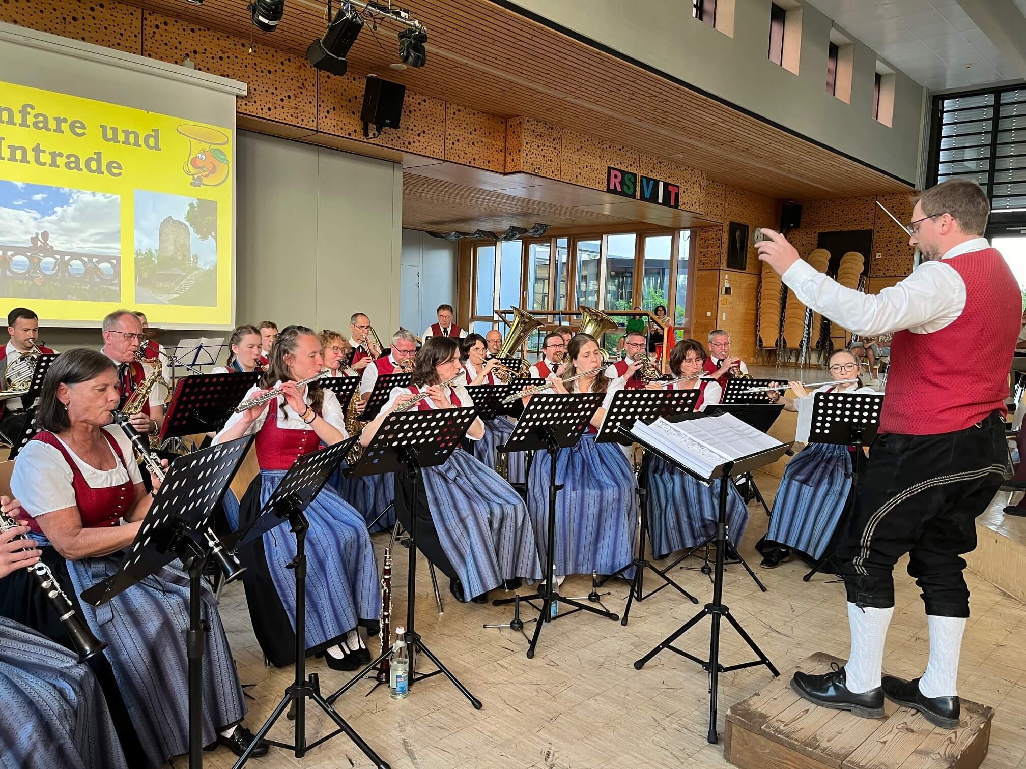 Die Stadtkapelle Viechtach beim musizieren.