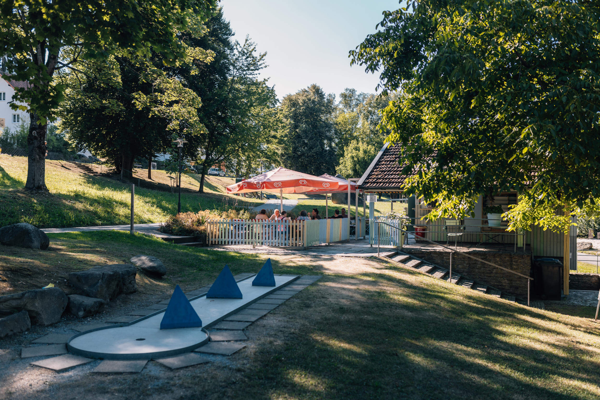 Minigolfanlage in Viechtach mit Kiosk.